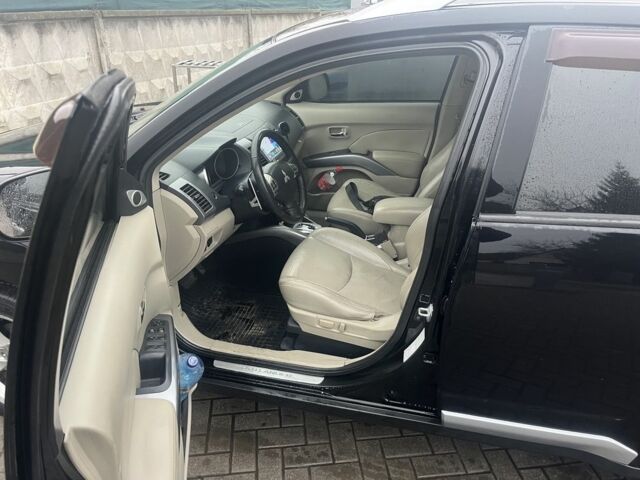 Чорний Міцубісі Аутлендер, об'ємом двигуна 3 л та пробігом 220 тис. км за 8300 $, фото 2 на Automoto.ua