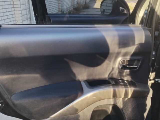 Черный Мицубиси Аутлендер, объемом двигателя 2.4 л и пробегом 199 тыс. км за 9000 $, фото 6 на Automoto.ua