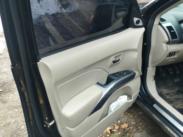 Черный Мицубиси Аутлендер, объемом двигателя 2 л и пробегом 242 тыс. км за 5500 $, фото 10 на Automoto.ua