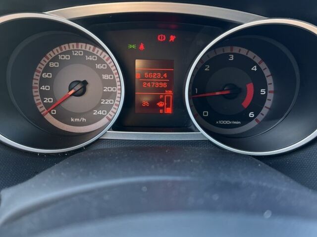 Черный Мицубиси Аутлендер, объемом двигателя 2 л и пробегом 247 тыс. км за 4600 $, фото 1 на Automoto.ua