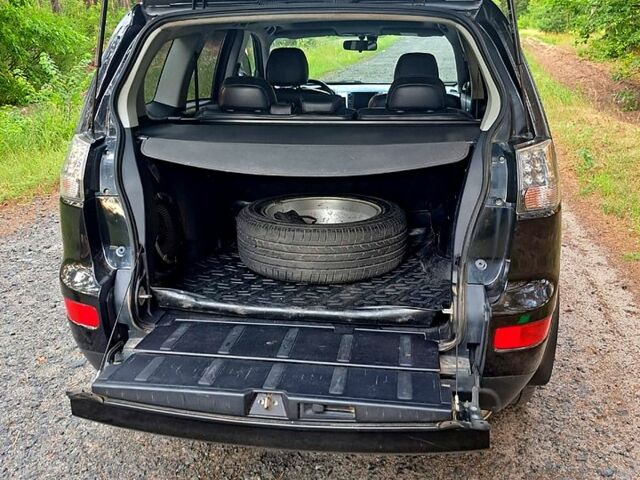 Черный Мицубиси Аутлендер, объемом двигателя 2.4 л и пробегом 241 тыс. км за 9300 $, фото 4 на Automoto.ua