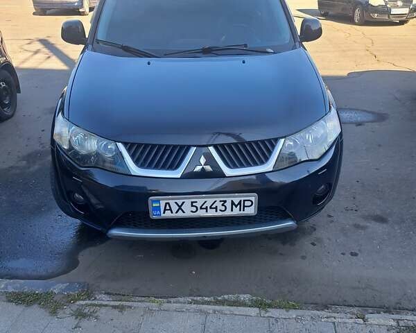 Черный Мицубиси Аутлендер, объемом двигателя 2.36 л и пробегом 245 тыс. км за 9200 $, фото 1 на Automoto.ua