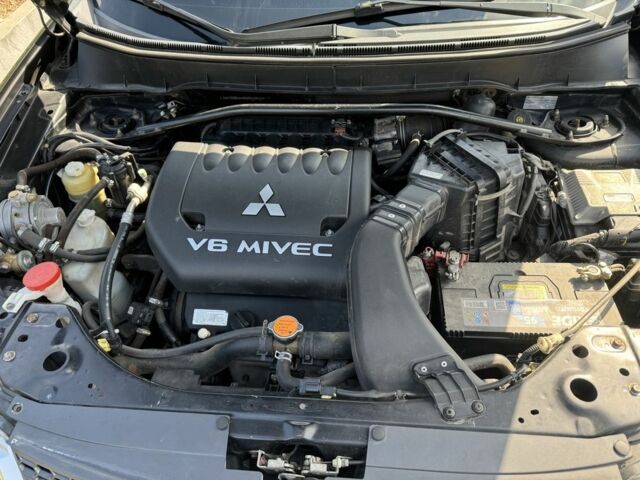 Чорний Міцубісі Аутлендер, об'ємом двигуна 3 л та пробігом 186 тис. км за 10000 $, фото 3 на Automoto.ua