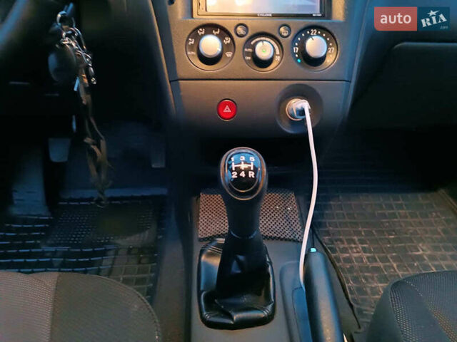 Чорний Міцубісі Аутлендер, об'ємом двигуна 2 л та пробігом 271 тис. км за 6940 $, фото 25 на Automoto.ua
