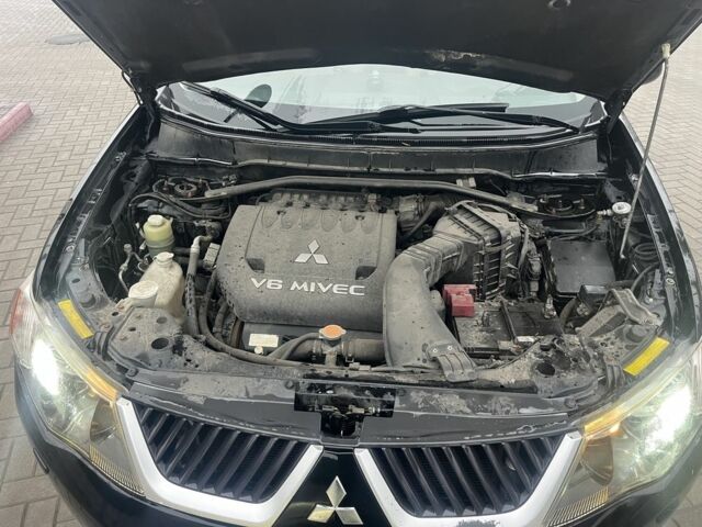 Чорний Міцубісі Аутлендер, об'ємом двигуна 3 л та пробігом 220 тис. км за 8300 $, фото 3 на Automoto.ua