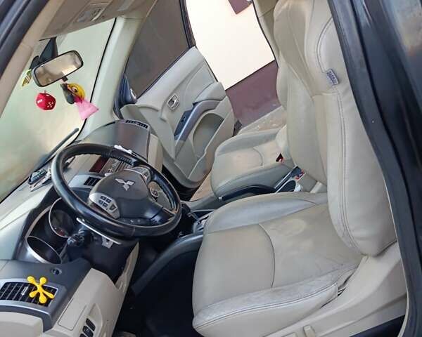 Черный Мицубиси Аутлендер, объемом двигателя 2.36 л и пробегом 203 тыс. км за 9200 $, фото 6 на Automoto.ua