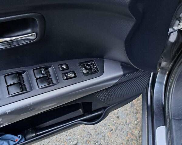 Черный Мицубиси Аутлендер, объемом двигателя 2.36 л и пробегом 245 тыс. км за 9200 $, фото 5 на Automoto.ua