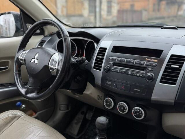 Черный Мицубиси Аутлендер, объемом двигателя 2 л и пробегом 377 тыс. км за 5200 $, фото 18 на Automoto.ua