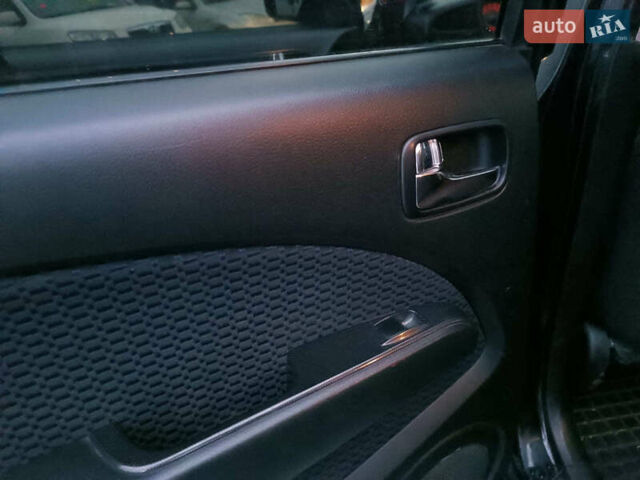 Чорний Міцубісі Аутлендер, об'ємом двигуна 2 л та пробігом 271 тис. км за 6940 $, фото 18 на Automoto.ua