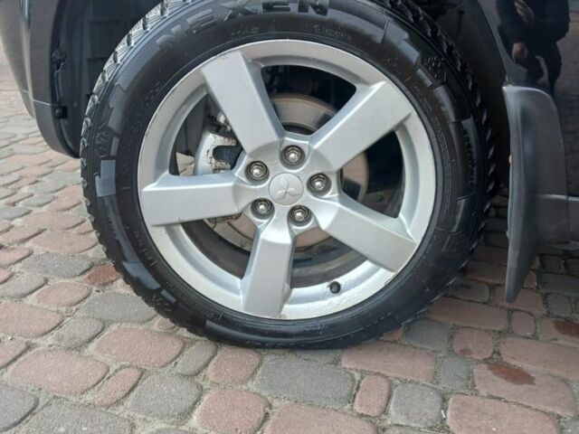 Чорний Міцубісі Аутлендер, об'ємом двигуна 3 л та пробігом 300 тис. км за 9600 $, фото 4 на Automoto.ua