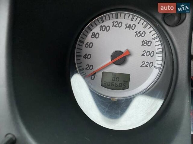 Черный Мицубиси Аутлендер, объемом двигателя 2 л и пробегом 306 тыс. км за 6500 $, фото 4 на Automoto.ua