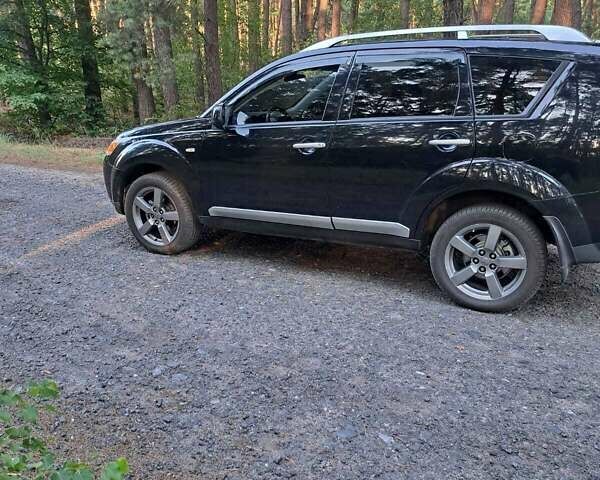 Черный Мицубиси Аутлендер, объемом двигателя 2.36 л и пробегом 245 тыс. км за 9200 $, фото 2 на Automoto.ua