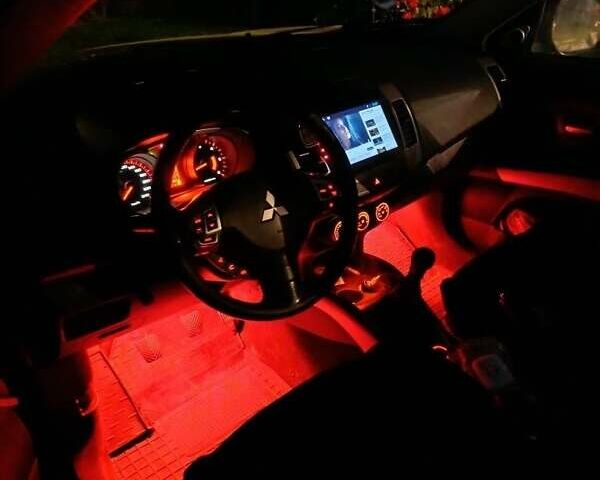 Черный Мицубиси Аутлендер, объемом двигателя 2.2 л и пробегом 200 тыс. км за 9500 $, фото 4 на Automoto.ua