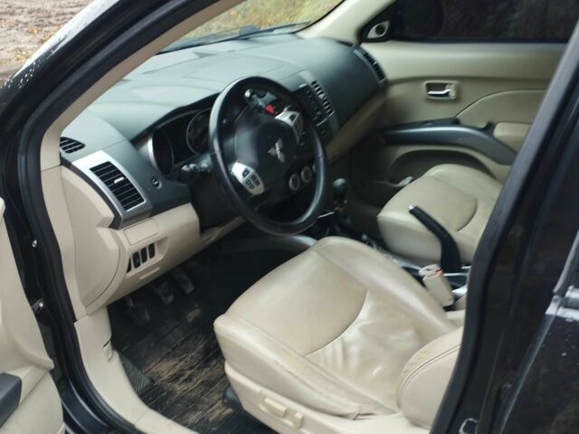 Черный Мицубиси Аутлендер, объемом двигателя 2 л и пробегом 242 тыс. км за 5500 $, фото 11 на Automoto.ua