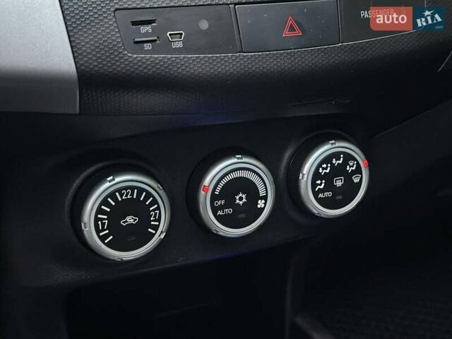 Черный Мицубиси Аутлендер, объемом двигателя 3 л и пробегом 248 тыс. км за 9800 $, фото 30 на Automoto.ua