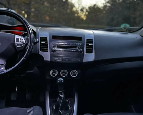 Чорний Міцубісі Аутлендер, об'ємом двигуна 1.97 л та пробігом 300 тис. км за 8600 $, фото 7 на Automoto.ua