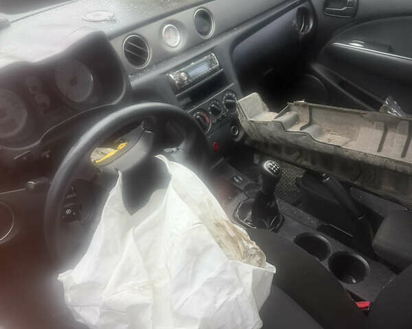 Черный Мицубиси Аутлендер, объемом двигателя 2 л и пробегом 200 тыс. км за 2999 $, фото 17 на Automoto.ua