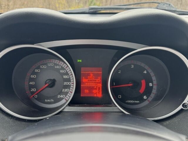 Міцубісі Аутлендер 2008 у Харкові на Automoto.ua Чорний Міцубісі Аутлендер, об'ємом двигуна 2 л та пробігом 320 тис. км за 5946 $, фото 13 на Automoto.ua