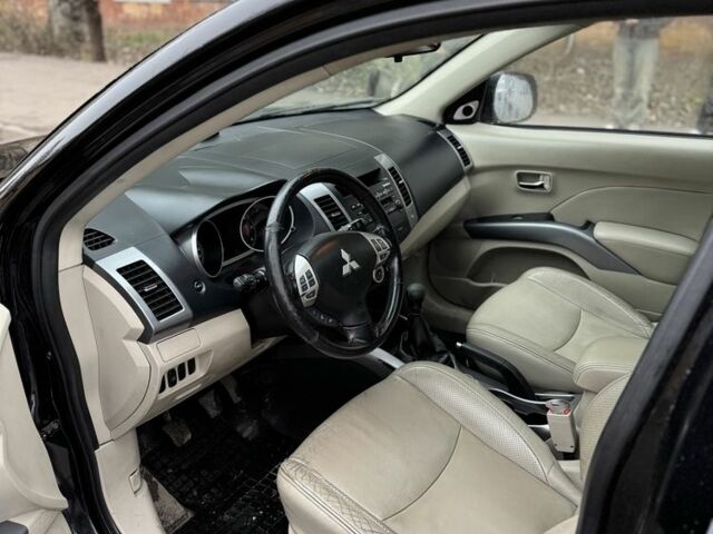 Черный Мицубиси Аутлендер, объемом двигателя 2 л и пробегом 377 тыс. км за 5200 $, фото 10 на Automoto.ua