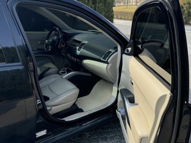 Чорний Міцубісі Аутлендер, об'ємом двигуна 3 л та пробігом 186 тис. км за 10000 $, фото 5 на Automoto.ua