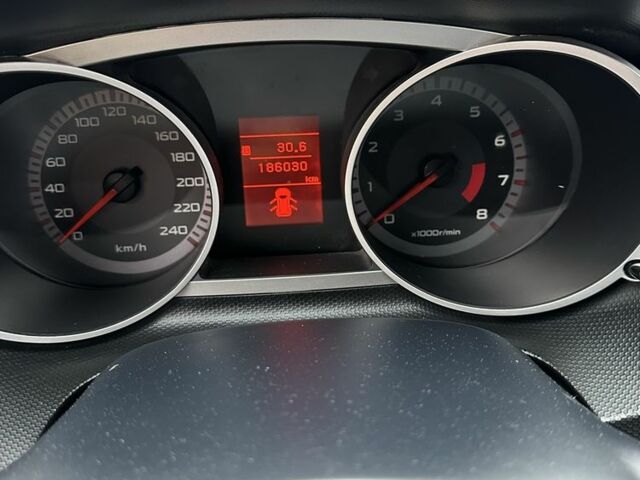 Чорний Міцубісі Аутлендер, об'ємом двигуна 2.4 л та пробігом 186 тис. км за 8700 $, фото 12 на Automoto.ua