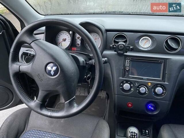 Черный Мицубиси Аутлендер, объемом двигателя 2 л и пробегом 306 тыс. км за 6500 $, фото 5 на Automoto.ua