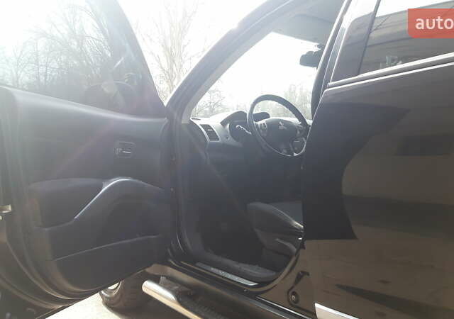 Чорний Міцубісі Аутлендер, об'ємом двигуна 2.36 л та пробігом 277 тис. км за 8500 $, фото 6 на Automoto.ua