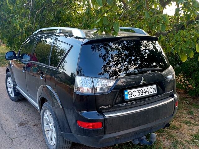 Черный Мицубиси Аутлендер, объемом двигателя 2 л и пробегом 210 тыс. км за 9500 $, фото 2 на Automoto.ua