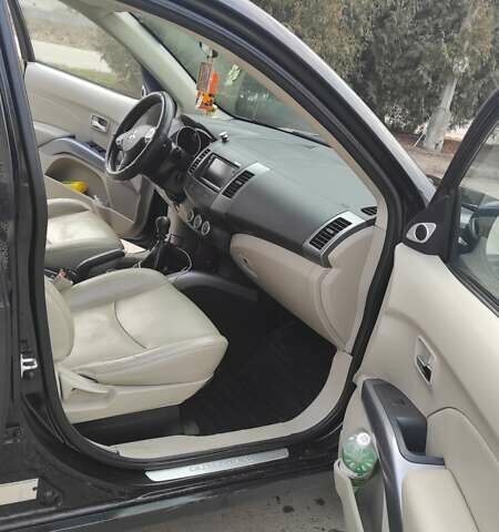 Чорний Міцубісі Аутлендер, об'ємом двигуна 2.2 л та пробігом 275 тис. км за 9900 $, фото 8 на Automoto.ua