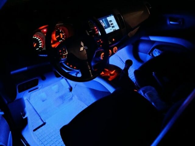 Черный Мицубиси Аутлендер, объемом двигателя 2.2 л и пробегом 200 тыс. км за 9500 $, фото 6 на Automoto.ua