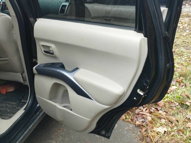 Черный Мицубиси Аутлендер, объемом двигателя 2 л и пробегом 242 тыс. км за 5500 $, фото 3 на Automoto.ua