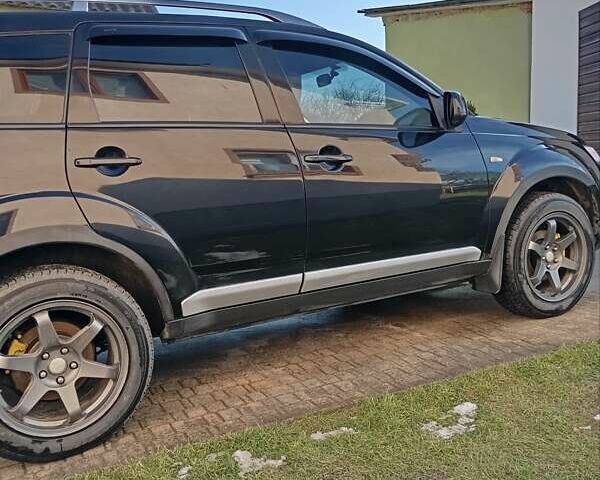 Черный Мицубиси Аутлендер, объемом двигателя 2.35 л и пробегом 245 тыс. км за 8000 $, фото 3 на Automoto.ua