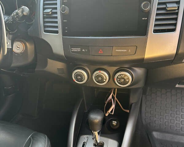 Черный Мицубиси Аутлендер, объемом двигателя 2.36 л и пробегом 240 тыс. км за 9599 $, фото 28 на Automoto.ua