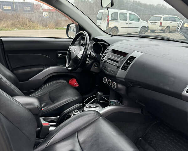 Черный Мицубиси Аутлендер, объемом двигателя 2.36 л и пробегом 120 тыс. км за 10100 $, фото 16 на Automoto.ua