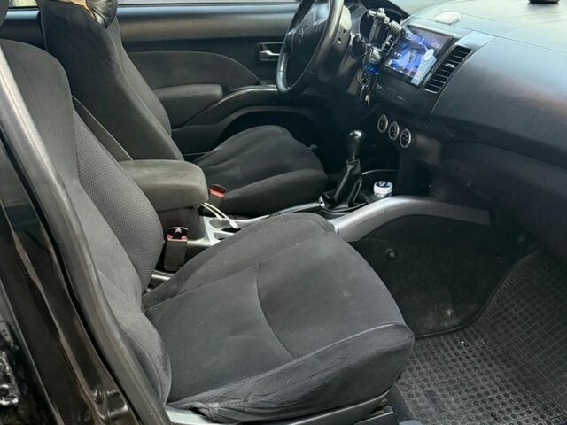 Черный Мицубиси Аутлендер, объемом двигателя 2.4 л и пробегом 369 тыс. км за 8500 $, фото 5 на Automoto.ua