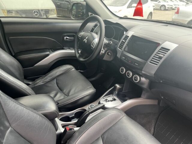 Черный Мицубиси Аутлендер, объемом двигателя 3 л и пробегом 235 тыс. км за 9800 $, фото 14 на Automoto.ua