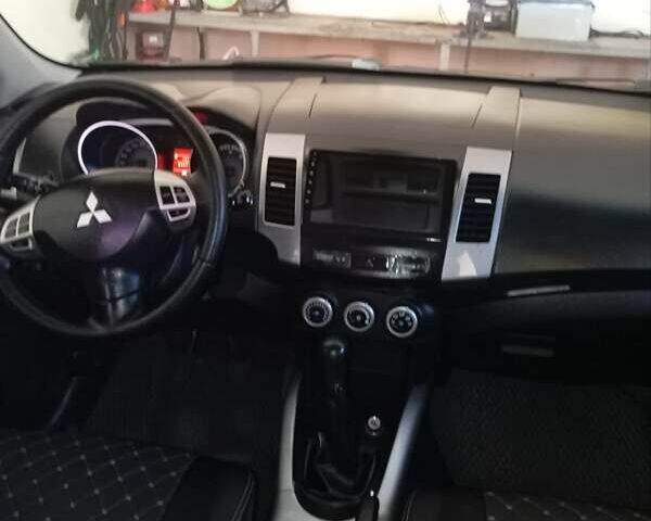 Черный Мицубиси Аутлендер, объемом двигателя 2.35 л и пробегом 245 тыс. км за 8000 $, фото 5 на Automoto.ua