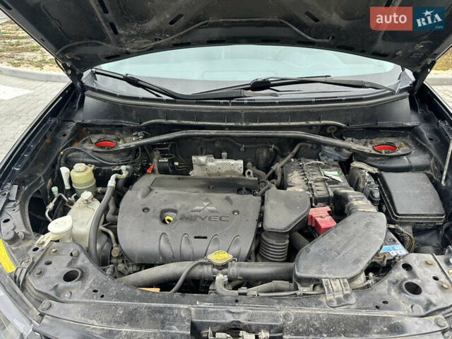 Чорний Міцубісі Аутлендер, об'ємом двигуна 2.4 л та пробігом 218 тис. км за 10000 $, фото 2 на Automoto.ua