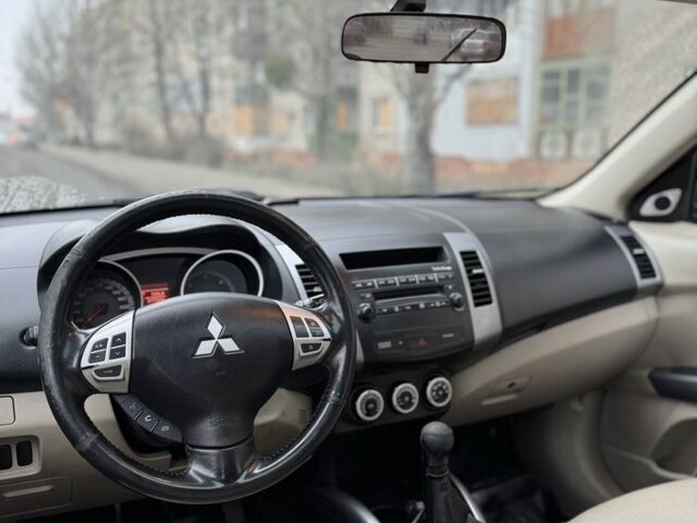 Черный Мицубиси Аутлендер, объемом двигателя 2 л и пробегом 377 тыс. км за 5200 $, фото 12 на Automoto.ua