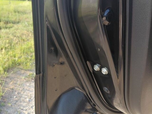 Черный Мицубиси Аутлендер, объемом двигателя 2 л и пробегом 143 тыс. км за 7800 $, фото 4 на Automoto.ua