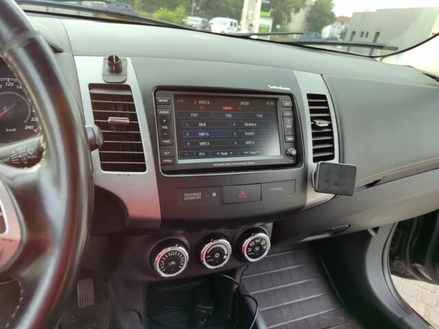 Черный Мицубиси Аутлендер, объемом двигателя 2 л и пробегом 104 тыс. км за 9900 $, фото 3 на Automoto.ua