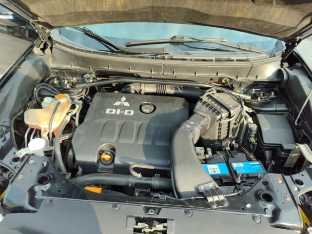 Черный Мицубиси Аутлендер, объемом двигателя 2 л и пробегом 104 тыс. км за 9900 $, фото 4 на Automoto.ua