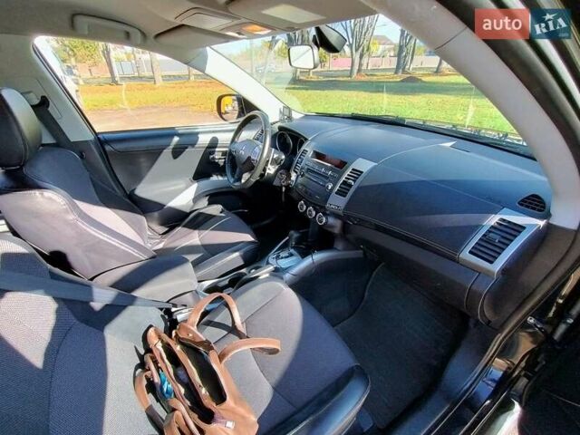 Міцубісі Аутлендер 2009 у Житомирі на Automoto.ua Чорний Міцубісі Аутлендер, об'ємом двигуна 2 л та пробігом 251 тис. км за 8400 $, фото 14 на Automoto.ua