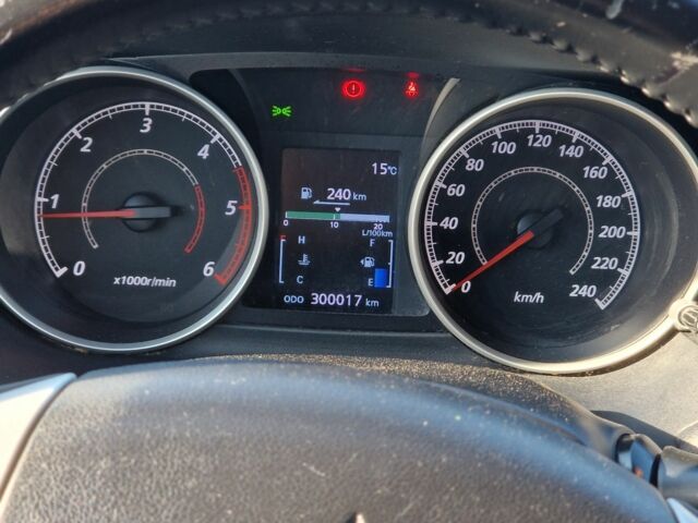 Чорний Міцубісі Аутлендер, об'ємом двигуна 2 л та пробігом 310 тис. км за 9800 $, фото 7 на Automoto.ua