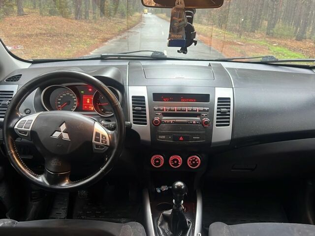 Черный Мицубиси Аутлендер, объемом двигателя 2 л и пробегом 280 тыс. км за 4500 $, фото 9 на Automoto.ua