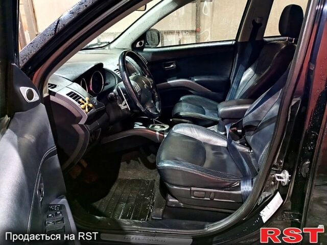 Черный Мицубиси Аутлендер, объемом двигателя 2.4 л и пробегом 70 тыс. км за 10500 $, фото 7 на Automoto.ua