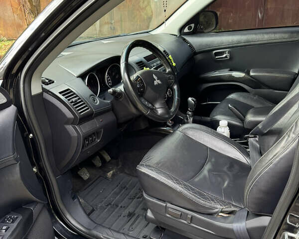 Чорний Міцубісі Аутлендер, об'ємом двигуна 2 л та пробігом 258 тис. км за 8699 $, фото 11 на Automoto.ua