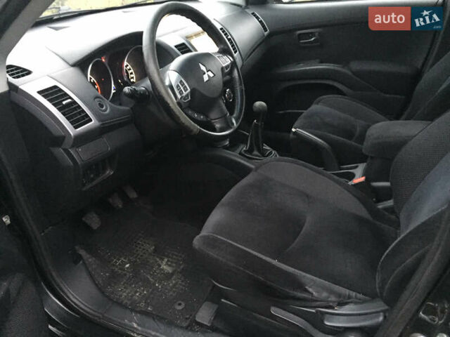 Черный Мицубиси Аутлендер, объемом двигателя 2.36 л и пробегом 315 тыс. км за 9700 $, фото 9 на Automoto.ua