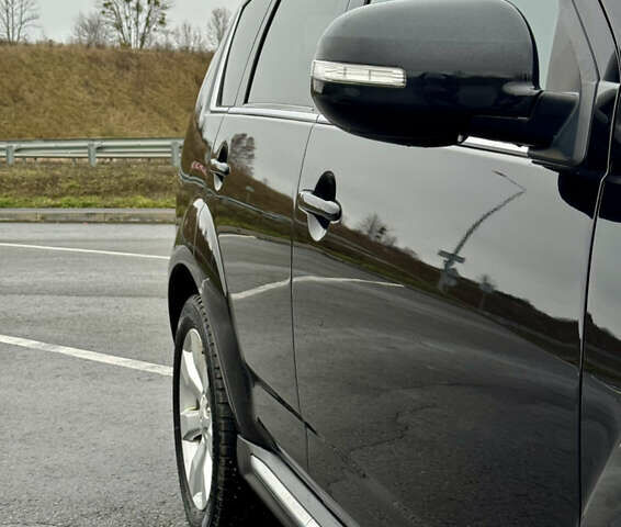 Чорний Міцубісі Аутлендер, об'ємом двигуна 2 л та пробігом 228 тис. км за 10550 $, фото 8 на Automoto.ua