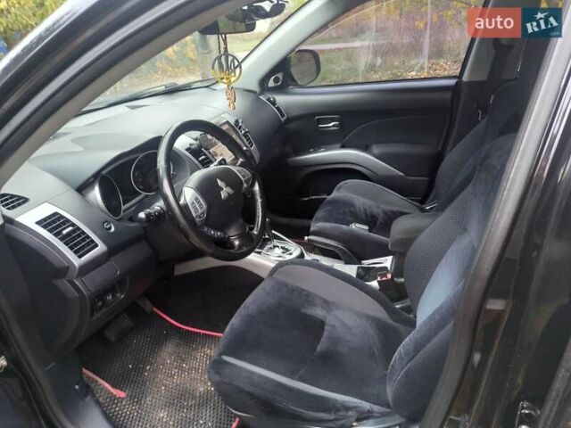 Черный Мицубиси Аутлендер, объемом двигателя 3 л и пробегом 240 тыс. км за 9500 $, фото 3 на Automoto.ua